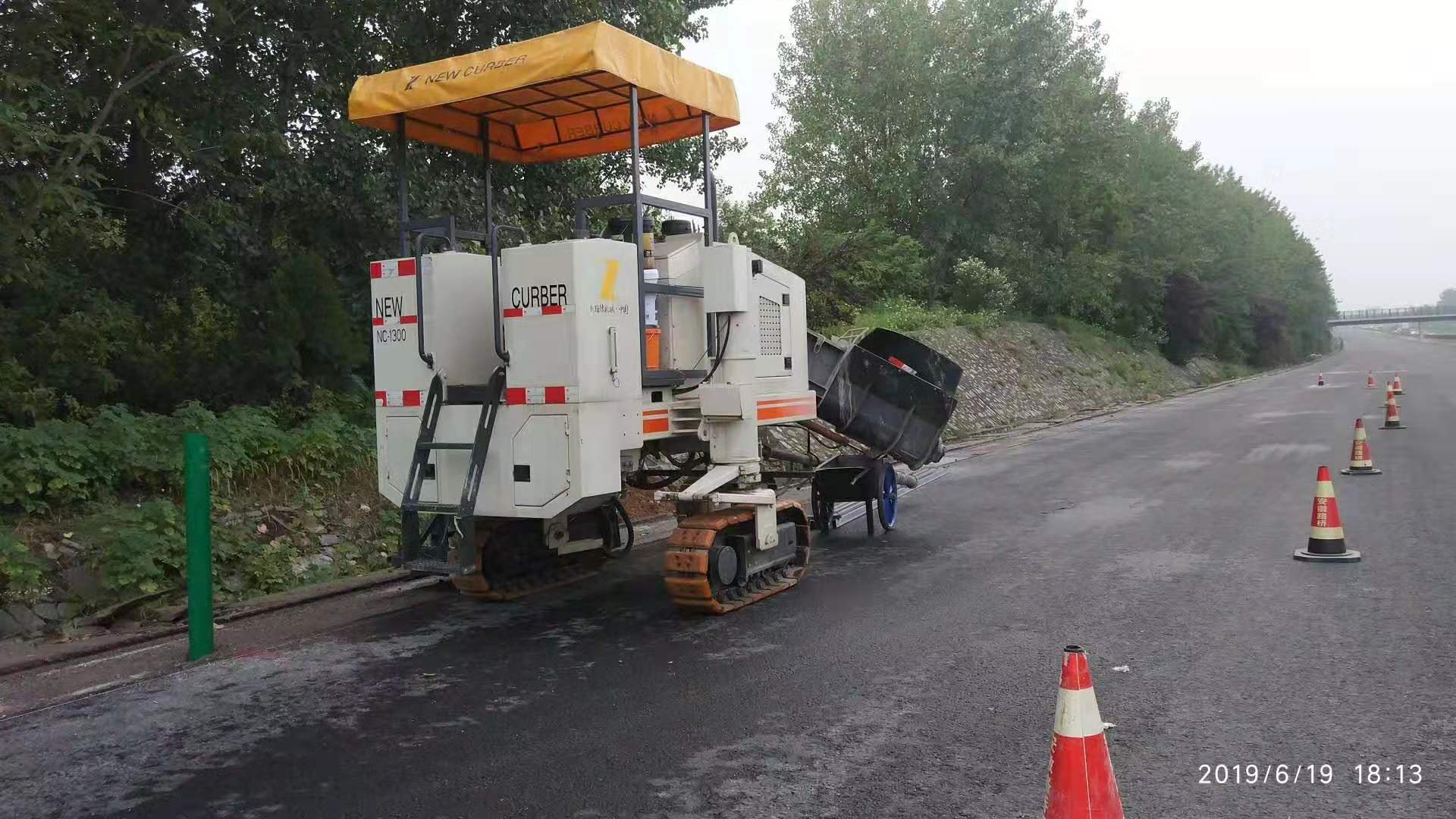 路緣石滑模機技術正在不斷創(chuàng)新，從而提高施工質量及效率