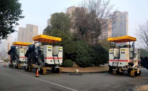 作為公路施工中的重要路面機(jī)械，混凝土路緣石滑模攤鋪機(jī)必須跟上時(shí)代步伐