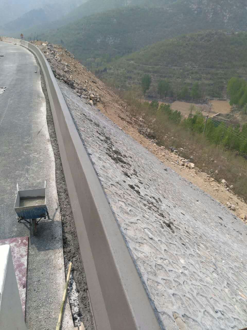 無論何種工況，路緣石滑模機(jī)都能完美運(yùn)行