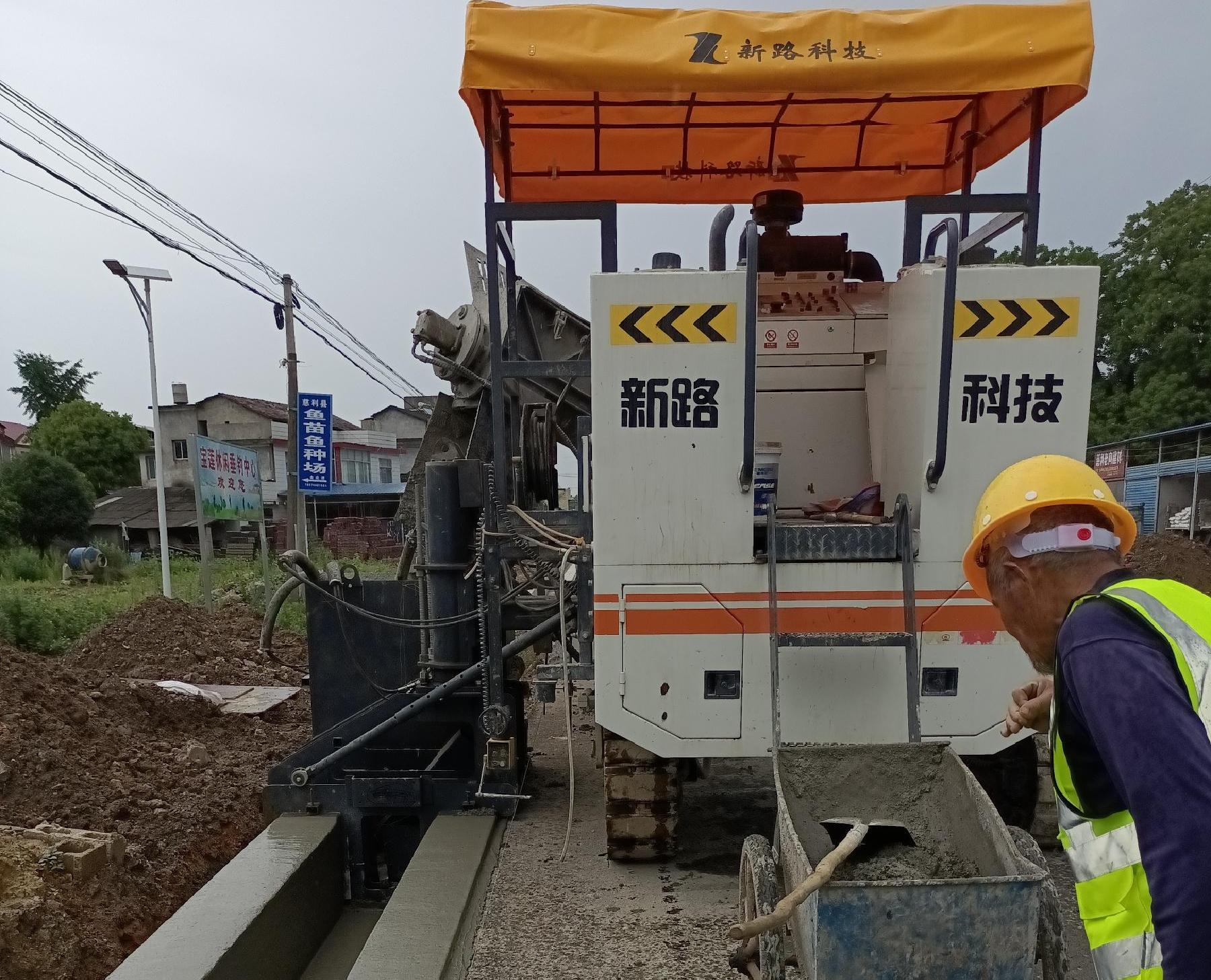 G353慈利至張家界城區(qū)公路排水溝滑模一次性成型，滑模施工效率高